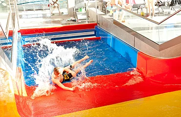 Spaß beim Rutschen in der Panorama Badewelt