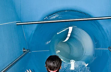 Spaß beim Rutschen in der Panorama Badewelt