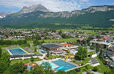 Luftaufnahme der Badewelt St. Johann