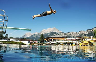 Sprung ins erfrischende Wasser