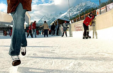 Eislaufen beim Panoramabad in St. Johann