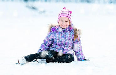 Mädchen sitzt im Schnee