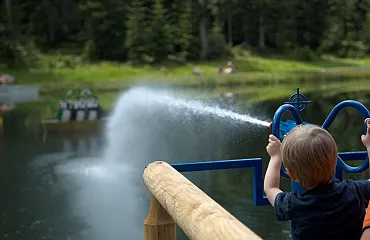 Bube spritzt mit großer Wasserkanone