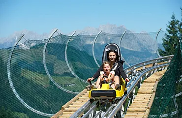 Besucher fahren den Timoks Coaster