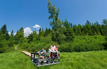 Familie genießt die Ruhe der Natur