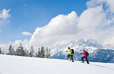Schneeschuhwanderung mit Blick auf den Wilden Kaiser.
