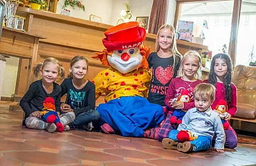 Lustiges Gruppenfoto mit Happy und Kindern.