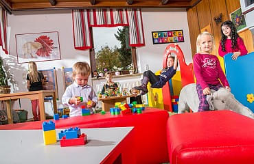 Viele Spielmöglichkeiten im Kinderspielraum vom Familienhotel Central.