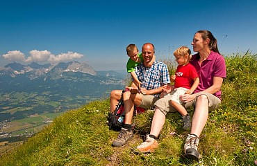 Familie macht Rast auf dem Gipfel