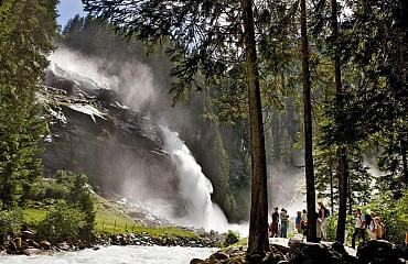 Besucher betrachten die Naturgewalt der Krimmler Wasserfälle